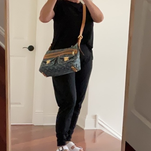 Louis Vuitton
Monogram Denim Baggy with additional crossbody strap. - Picture 16 of 17